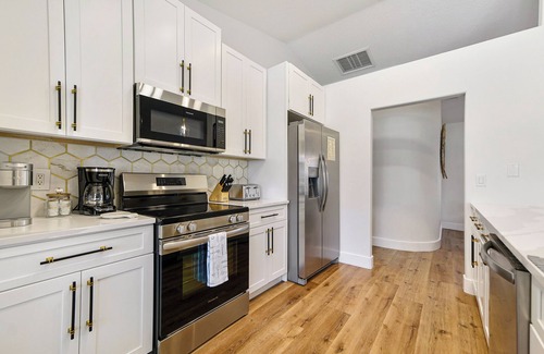 Palm Harbor House | NEWELY RENOVATED Coastal Luxury Retreat up to 12p Pool Spa Firepit Golf & Beach