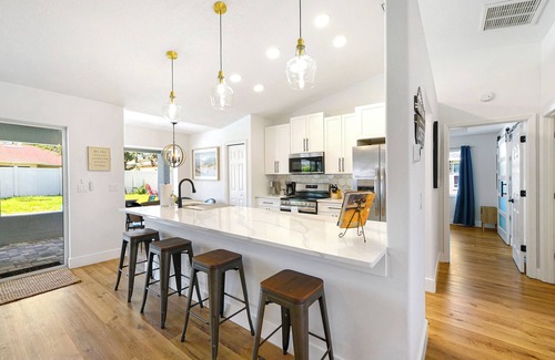 Palm Harbor House | NEWELY RENOVATED Coastal Luxury Retreat up to 12p Pool Spa Firepit Golf & Beach