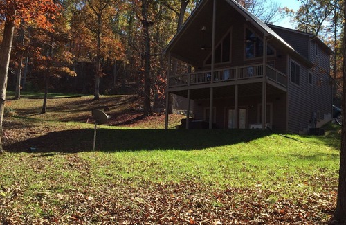 Bee Spring House | Newer Build, Premier Finishes, LAKE FRONT, Fiber Internet YOUTUBE TV