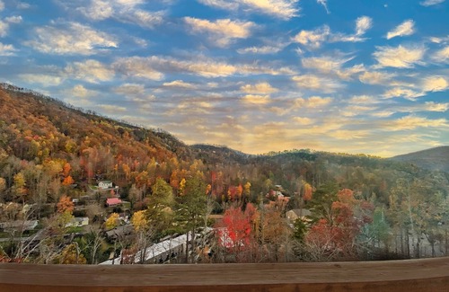 Gatlinburg Cabin | Newer Construction! 2 Bedroom Luxury Cabin- 1 Mile from Downtown