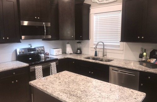Hendersonville House | Newer home in historic Hendersonville. Near Asheville and Blue Ridge Parkway!