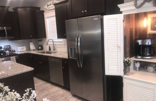 Hendersonville House | Newer home in historic Hendersonville. Near Asheville and Blue Ridge Parkway!