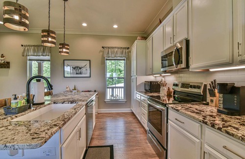 Black Mountain House | NEWER Luxury 6/6 Mt View in Gated Preserve, Hot Tub, Hiking Trails, EV Charger