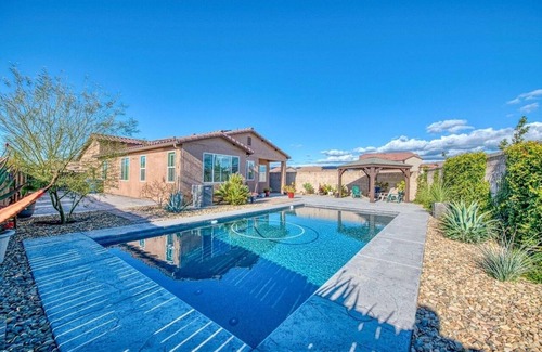 Clovis House | Newer, Modern 3BR Home w/Amazing Pool, & Backyard Retreat/Central AC and Heat