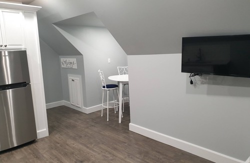 Ferndale House | NEWER Peaceful Country Blueberry Bungalow Private Stand-Alone Suite