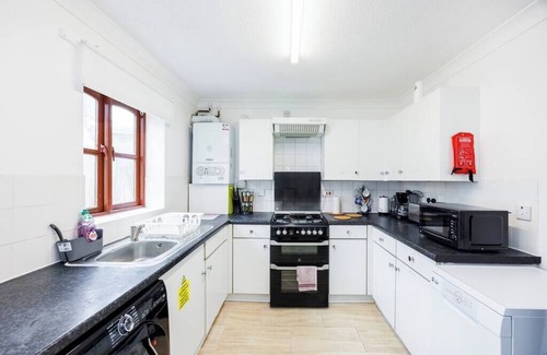 Custom House House | Newham Excel E16 - 2 bed 1 bath House w Parking