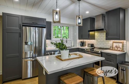Seguin Cottage | Newly renovated, 4 + 1 bdrm, 2 bath, Turtle Lake, Sand Beach, Privacy!