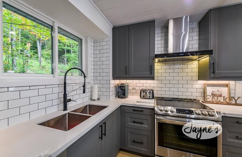 Seguin Cottage | Newly renovated, 4 + 1 bdrm, 2 bath, Turtle Lake, Sand Beach, Privacy!