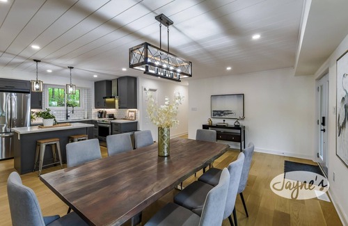 Seguin Cottage | Newly renovated, 4 + 1 bdrm, 2 bath, Turtle Lake, Sand Beach, Privacy!