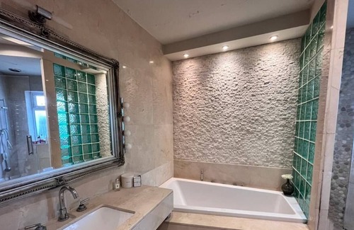 St. Leonard's House | Newly Added- Very comfortable, Cosy decorated 4-bed London home / Good Transport