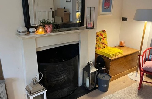 St. Leonard's House | Newly Added- Very comfortable, Cosy decorated 4-bed London home / Good Transport