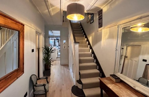 St. Leonard's House | Newly Added- Very comfortable, Cosy decorated 4-bed London home / Good Transport