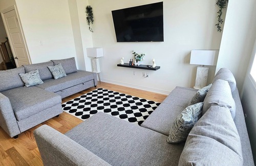 Thorold House | Newly build house just minutes away from Niagara fallsview.