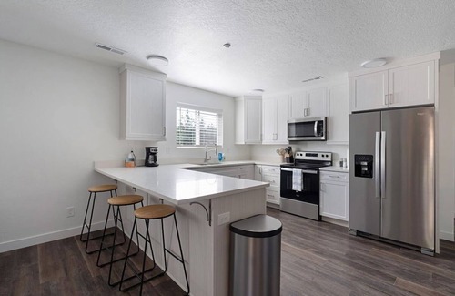 Colorado City Apartment | Newly Built 3BR/2BA Full of Amenities: Pool, Hot Tub, Sauna, 1 hr to Zion