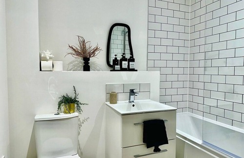 Derby Apartment | Newly built apt in central Derby w/ on st parking