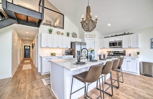 Jackson House | Newly Built Gilletts Lake Gem: Dock & Hot Tub