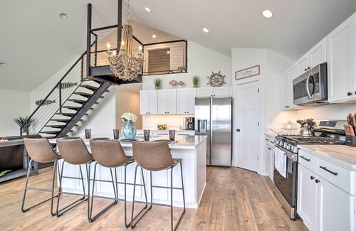 Jackson House | Newly Built Gilletts Lake Gem: Dock & Hot Tub