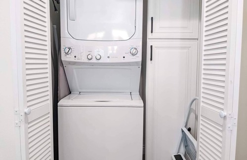 Simi Valley House | Newly built guest house with full kitchen and washer/dryer