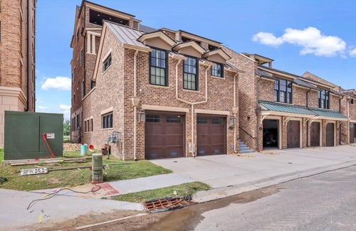 Hitch Village - Fred Wessels Homes Apartment | Newly Built High-end Carriage House Steps to Riverfront by Lucky Savannah