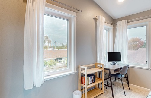 Florence House | Newly built home with hot tub & great backyard - walk to the river, Old Town