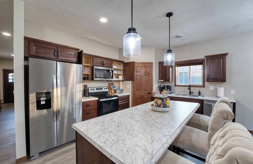 Sioux Falls House | Newly built in May 2025 near golf course! One king room for two guests