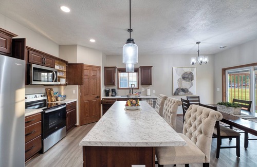 Sioux Falls House | Newly built in May 2025 near golf course! One king room for two guests
