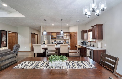 Sioux Falls House | Newly built in May 2025 near golf course! One king room for two guests