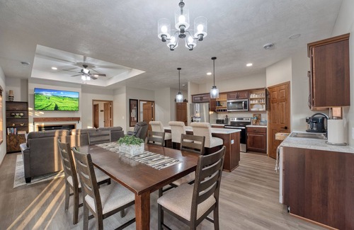 Sioux Falls House | Newly built in May 2025 near golf course! One king room for two guests
