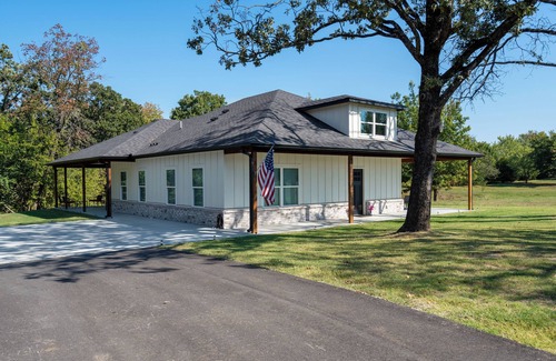Tulsa House | Newly Built Modern Getaway on Private Acreage!