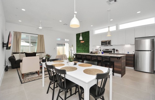 Northside House | Newly Built Modern Townhome 5 minutes Downtown! Sleeps 9 Comfortably