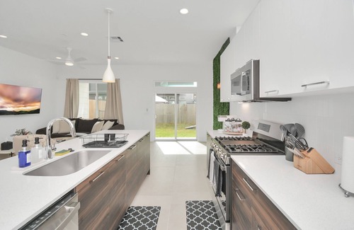 Northside House | Newly Built Modern Townhome 5 minutes Downtown! Sleeps 9 Comfortably