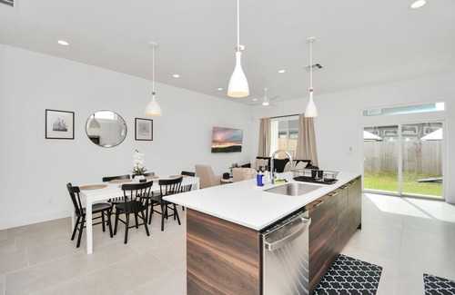 Northside House | Newly Built Modern Townhome 5 minutes Downtown! Sleeps 9 Comfortably