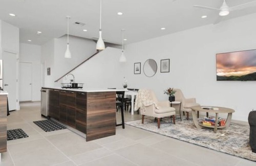 Northside House | Newly Built Modern Townhome 5 minutes Downtown! Sleeps 9 Comfortably