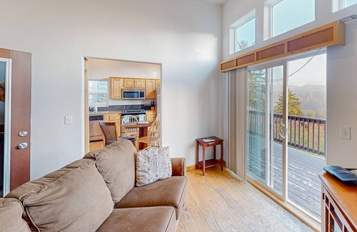 Brookings Cabin | Newly built, ocean view cabin with a beautiful deck & prime location