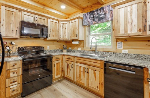 Lookout Valley Neighborhood Association Cabin | Newly Built, Secluded Log Cabin. 15 min to Downtown. Hot Tub.