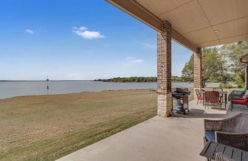 Kerens House | Newly Built Waterfront Lakehouse w/Private Pier