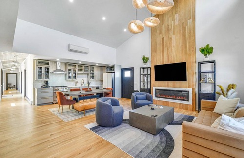 Greenport House | Newly Constructed 3-bedroom Modern Farmhouse - walk to Greenport Village!