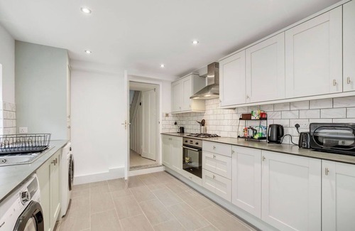 Waltham Cross House | Newly Decorated, Spacious House with Parking and near Train Station
