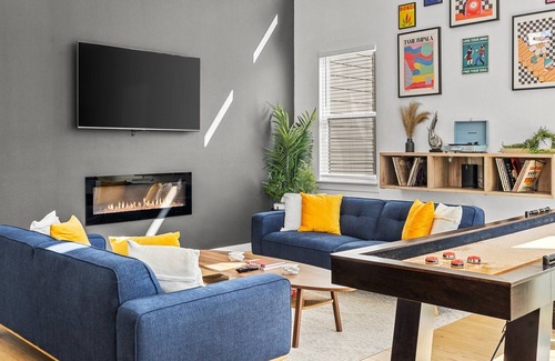 West Dallas House | Newly Designed Modern Home - BBQ, Fire pit & More