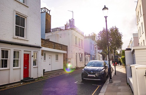 Pembridge House | Newly fitted Notting Hill Gate vacation home sleeps 2-4 only 3-min walk to tube.