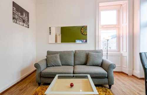 Glasgow Apartment | Newly Furnished Flat 4 Minutes Walk To Metro