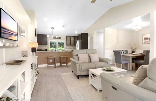Pelican House | Newly furnished house with heated pool in a nice neighborhood.