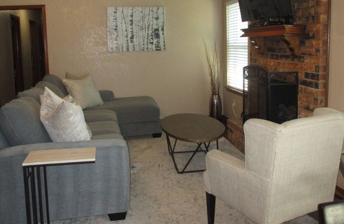 South Oklahoma City House | NEWLY FURNISHED LUXURY RETREAT AT OKC/MOORE/NORMAN BORDER!