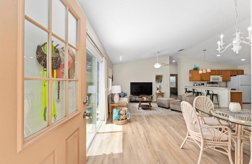 Woodbury House | NEWLY LISTED 2/2 in The Village of Woodbury