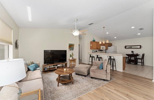 Woodbury House | NEWLY LISTED 2/2 in The Village of Woodbury