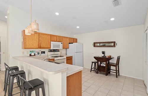 Woodbury House | NEWLY LISTED 2/2 in The Village of Woodbury