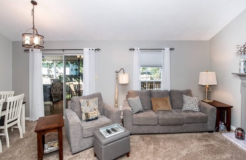 Ashley Oaks House | Newly Listed Peaceful Urban Retreat - Close to Downtown, Shopping, Restaurants and UT