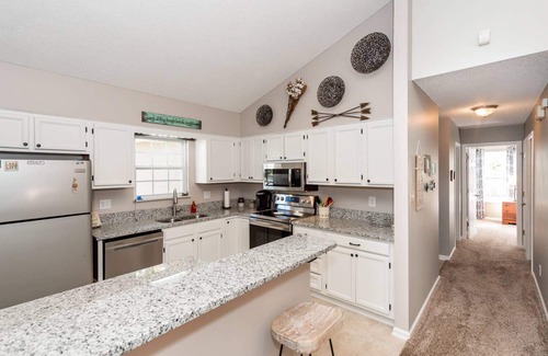 Ashley Oaks House | Newly Listed Peaceful Urban Retreat - Close to Downtown, Shopping, Restaurants and UT