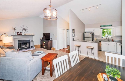 Ashley Oaks House | Newly Listed Peaceful Urban Retreat - Close to Downtown, Shopping, Restaurants and UT