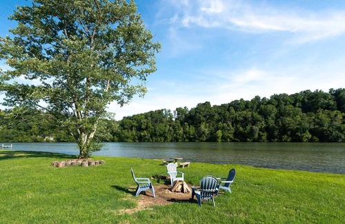 Harriman House | Newly Listed! Pet Friendly-Waterfront-Great Fishing on Clinch River! Enjoy the Firepit, View & More
